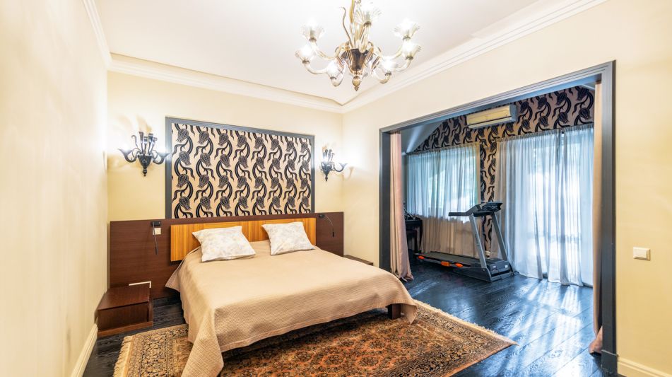 Дом с бассейном в Новогорске