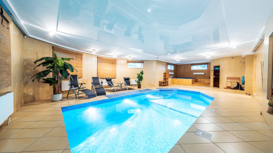 Дом с бассейном в Новогорске