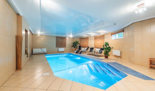 Дом с бассейном в Новогорске