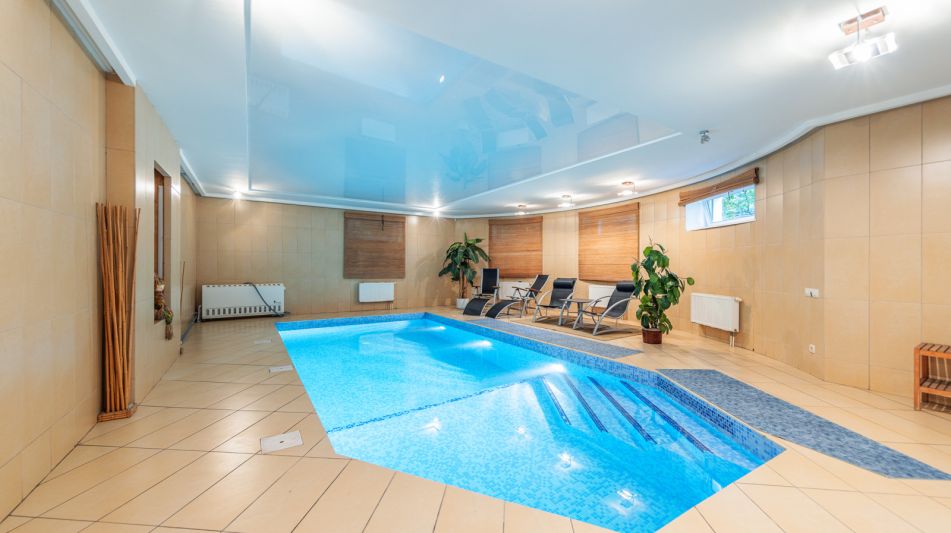 Дом с бассейном в Новогорске