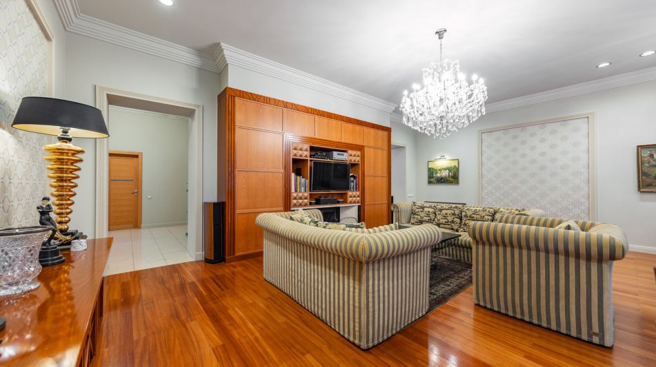 Дом с бассейном в Новогорске