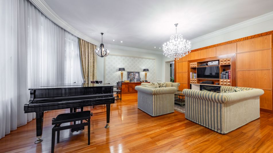 Дом с бассейном в Новогорске