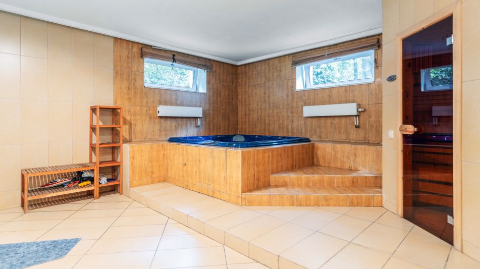 Дом с бассейном в Новогорске