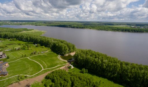 Прилесной участок в гольф Пестово