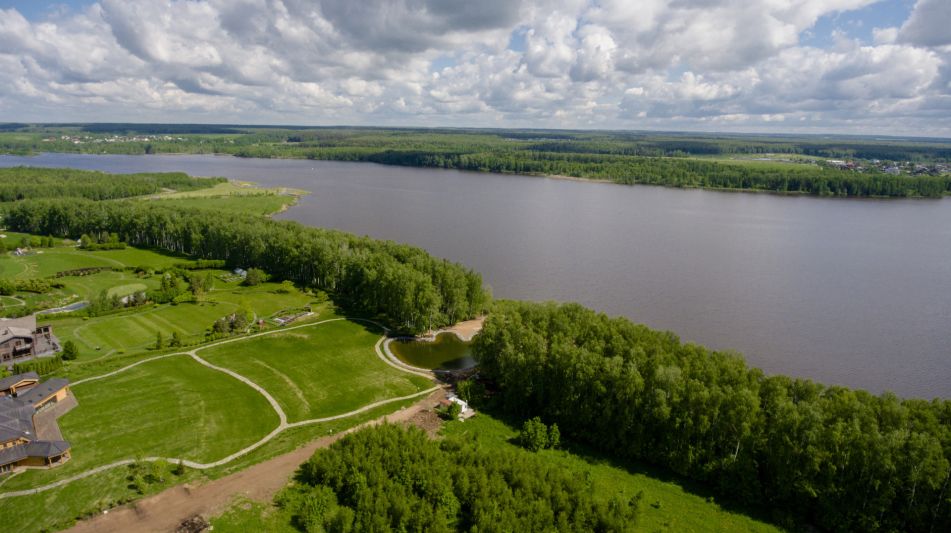 Прилесной участок в гольф Пестово