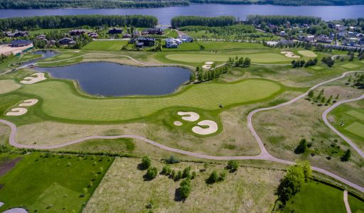 Прилесной участок в гольф Пестово