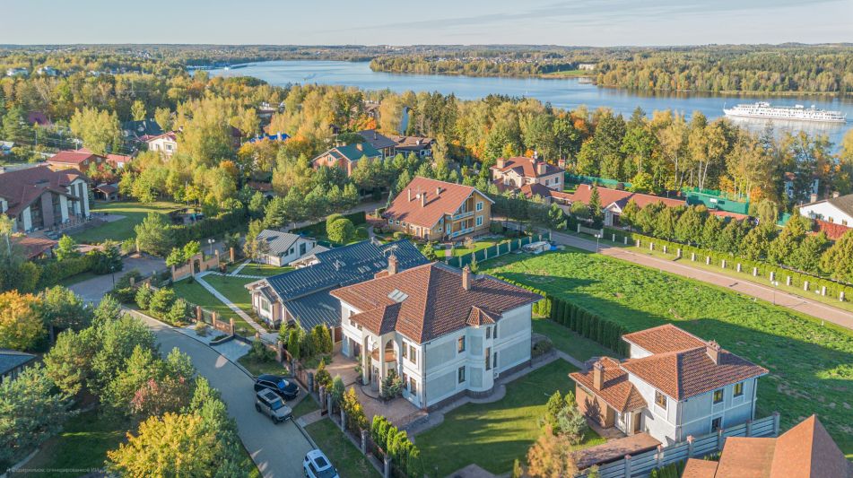 Дом под ключ с бассейном Адмирал