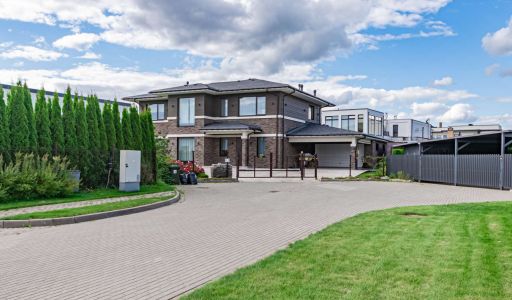 Дом в стиле Райта в Новорижском