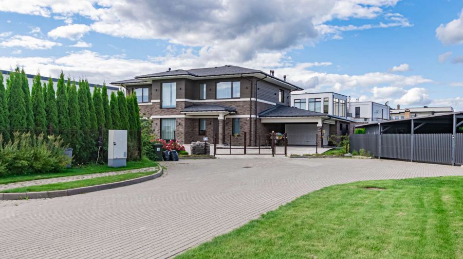 Дом в стиле Райта в Новорижском