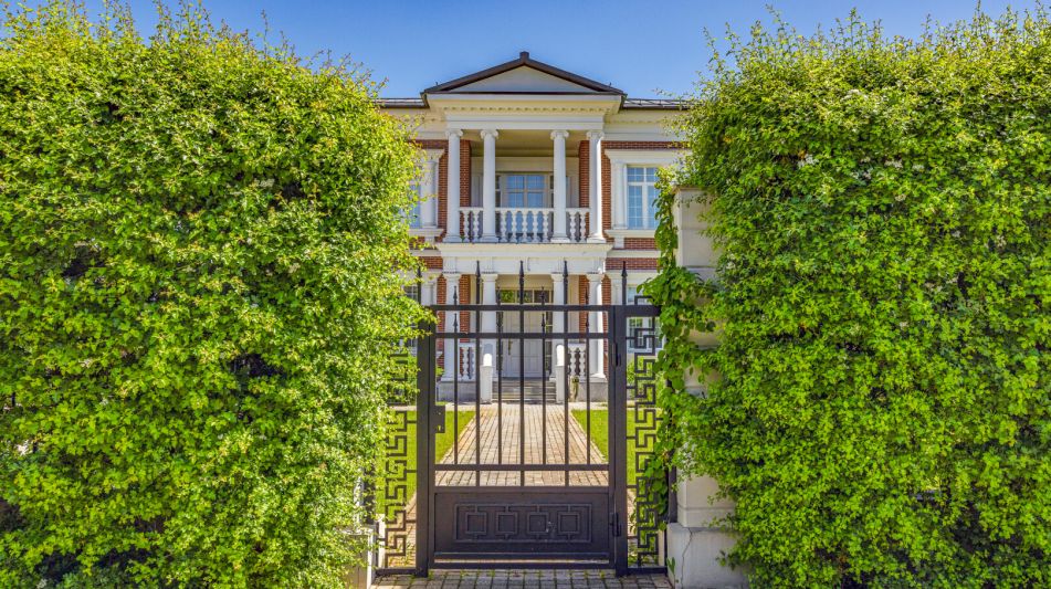 Дом с бассейном в КП ПаркВилл