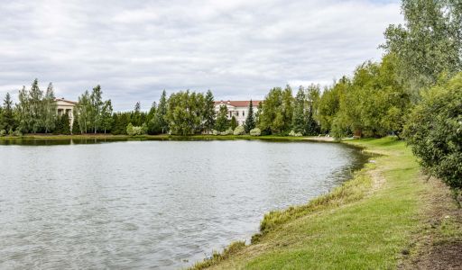 Дом у озера в КП Монолит