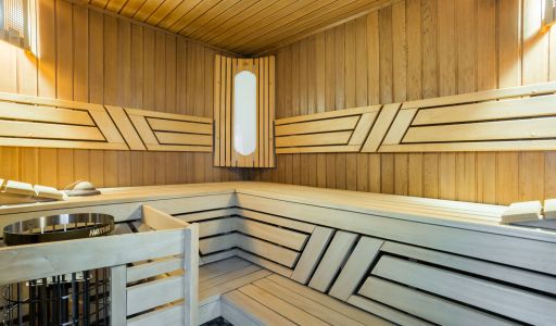 Дом с бассейном в поселке Новинки