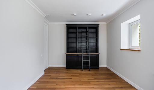 Дом с бассейном в поселке Новинки