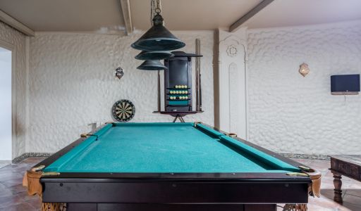 Дом с бассейном в поселке Новинки