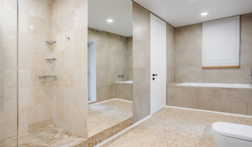 Дом с бассейном в поселке Новинки