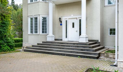 Дом на лесном участке в Николино