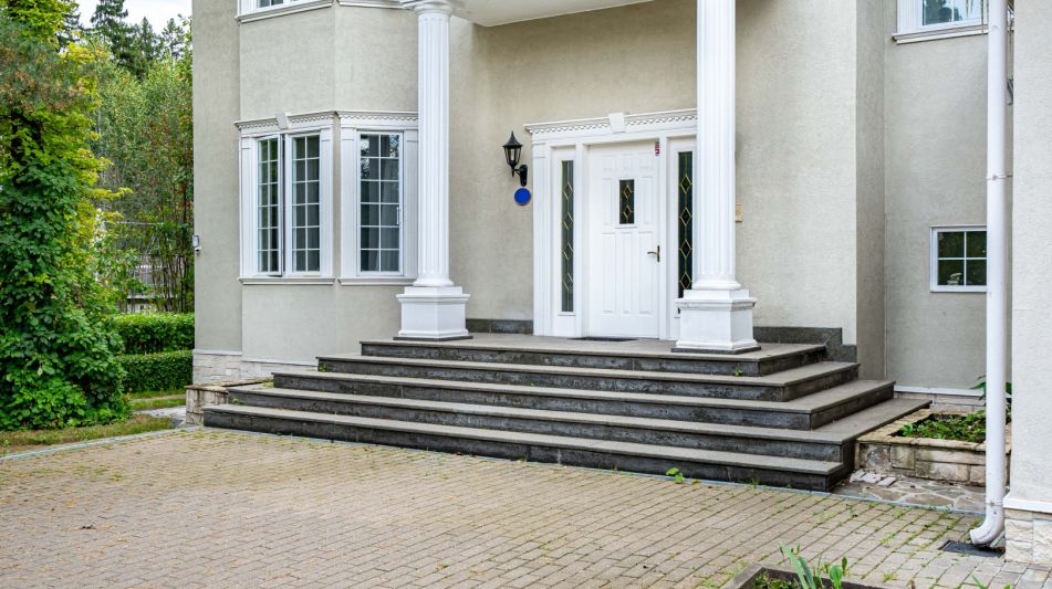 Дом на лесном участке в Николино