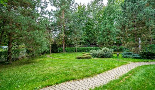 Дом на лесном участке в Николино