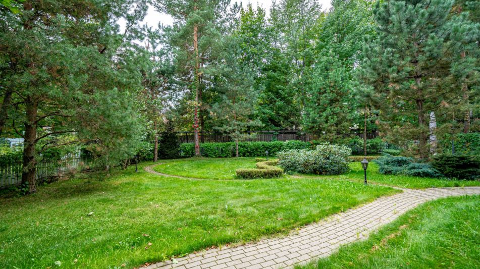 Дом на лесном участке в Николино