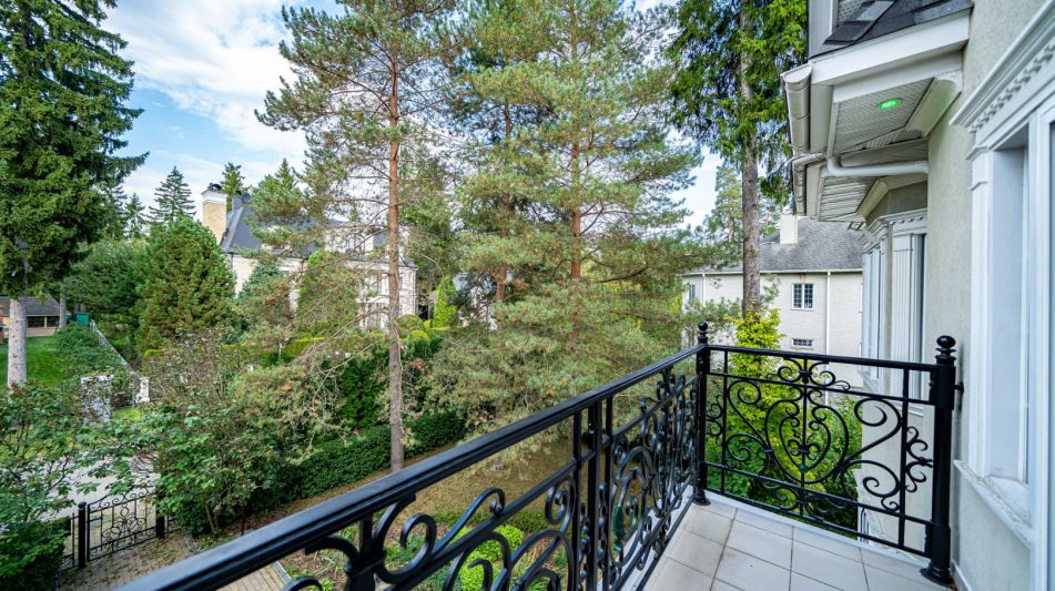 Дом на лесном участке в Николино