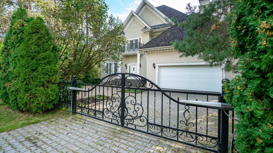 Дом на лесном участке в Николино