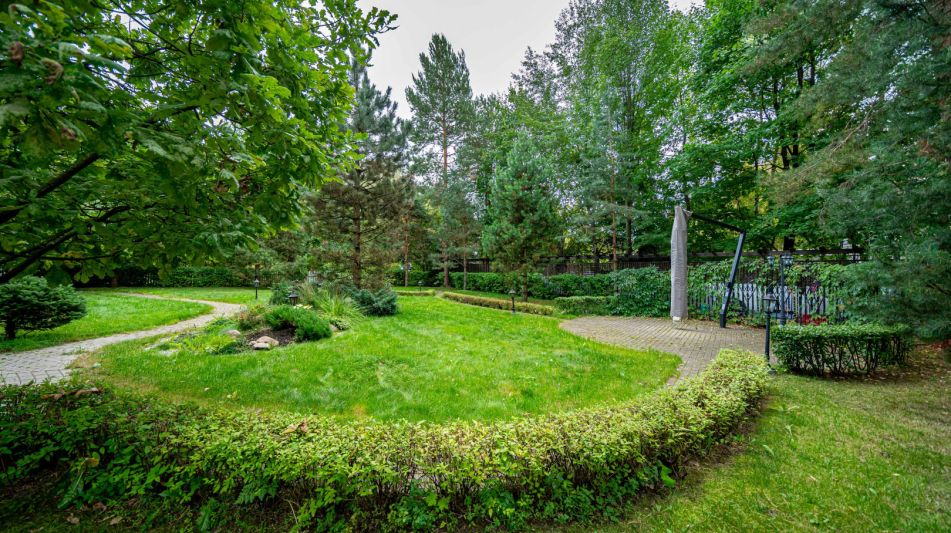 Дом на лесном участке в Николино