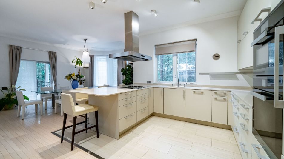 Дом на лесном участке в Николино