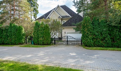 Дом на лесном участке в Николино