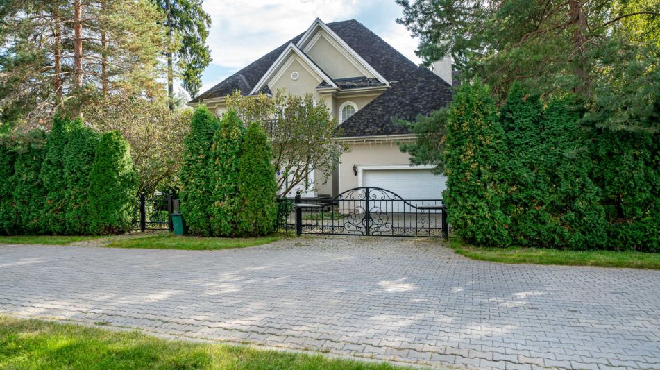 Дом на лесном участке в Николино