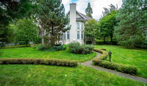 Дом на лесном участке в Николино