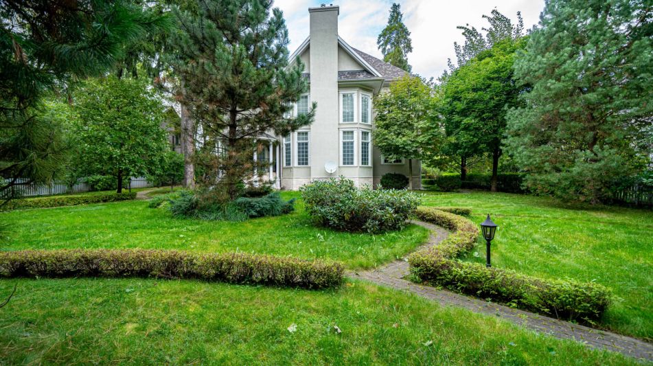 Дом на лесном участке в Николино