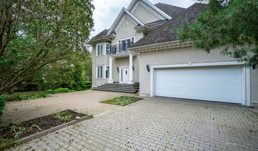 Дом на лесном участке в Николино