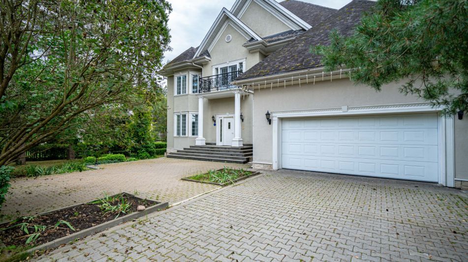 Дом на лесном участке в Николино