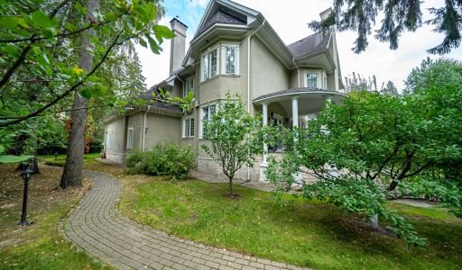 Дом на лесном участке в Николино