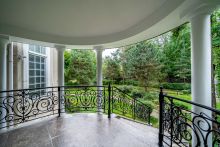 Дом на лесном участке в Николино