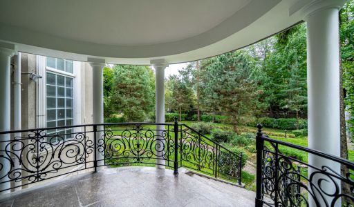 Дом на лесном участке в Николино