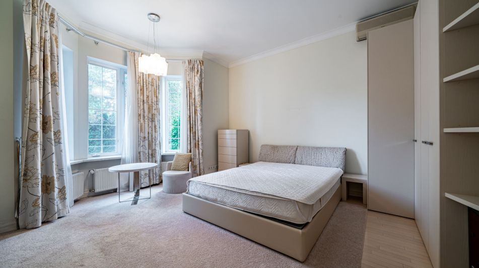 Дом на лесном участке в Николино