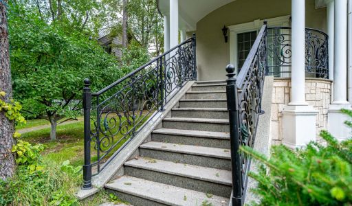 Дом на лесном участке в Николино