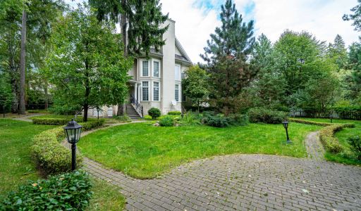 Дом на лесном участке в Николино