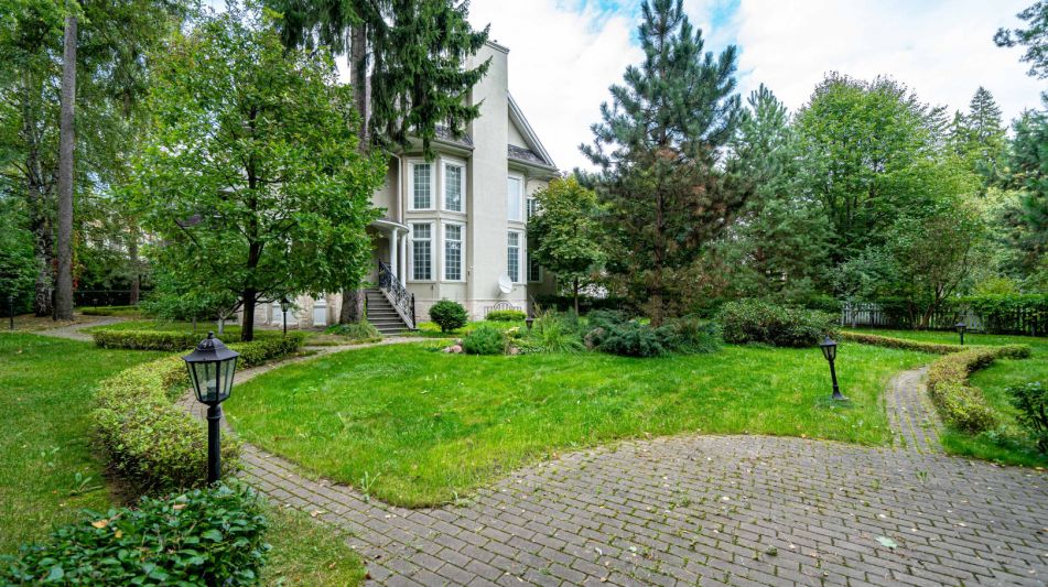 Дом на лесном участке в Николино