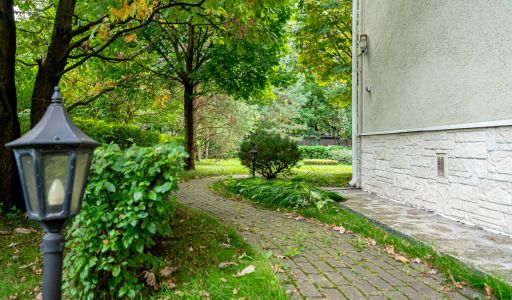 Дом на лесном участке в Николино