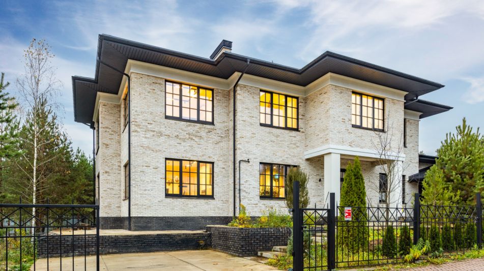 Стильный дом в КП Европа-1