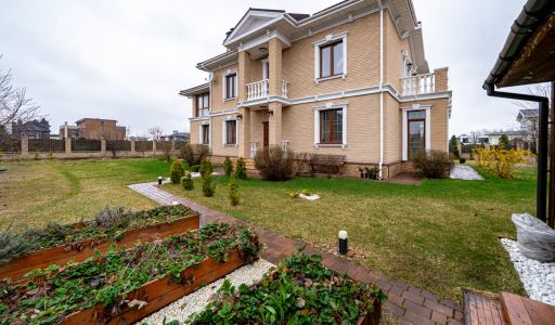 Классический дом в Папушево парке