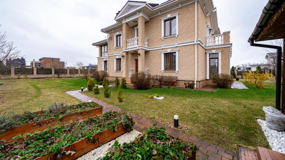 Классический дом в Папушево парке