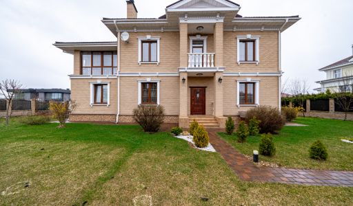 Классический дом в Папушево парке