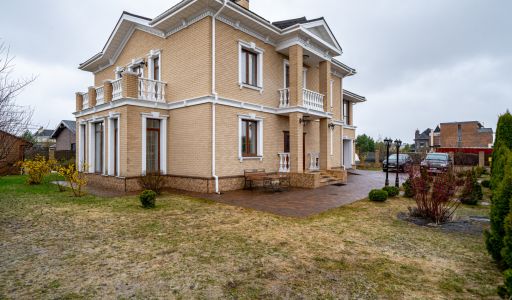 Классический дом в Папушево парке