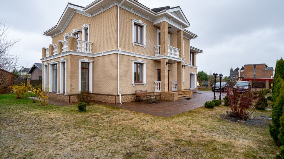 Классический дом в Папушево парке