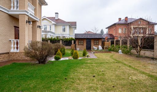 Классический дом в Папушево парке