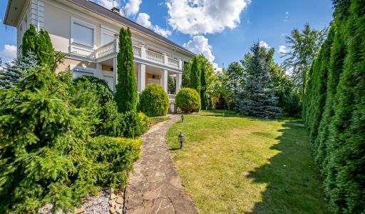 Классический дом в Славково