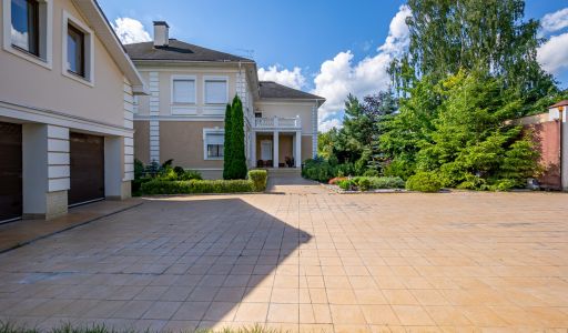 Классический дом в Славково